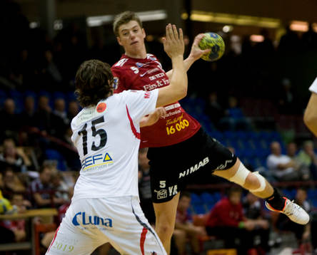 Niclas Ekberg skjuter förbi Tobias Rivesjö