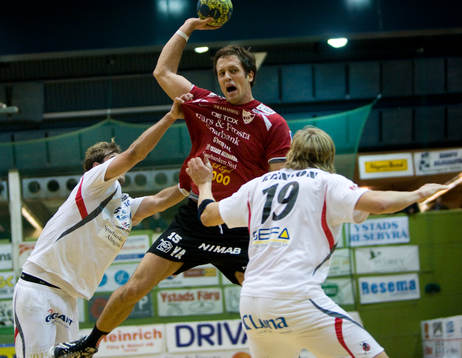 Anders Jacobsson tas hårt av Alingsås försvar