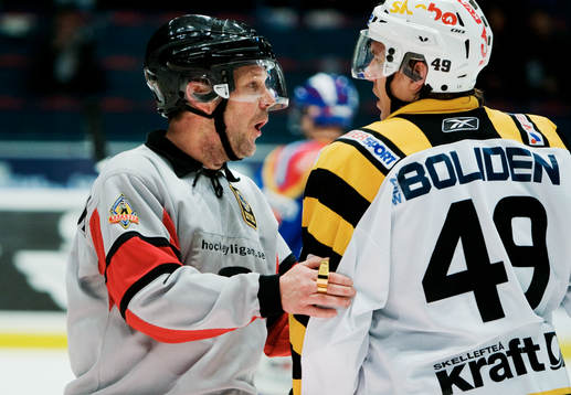 Thomas Andersson, domare, lugnar ner Bariel Karlsson,
