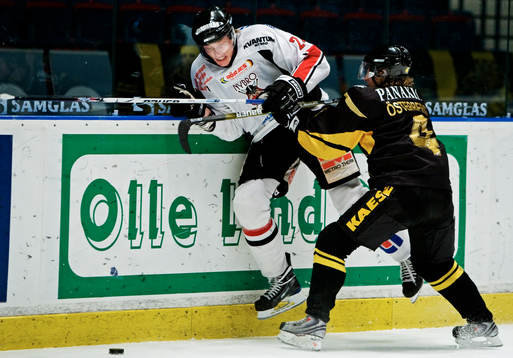 Mikael Österberg, AIK, trycker till Fredrik Näslund, Nybro