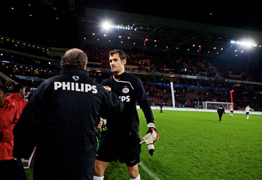 Andreas Isaksson, målvakt, PSV, gratuleras till vinsten