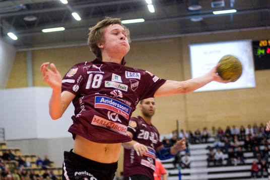 Tobias Andersson, 18 år, flyger in med bollen