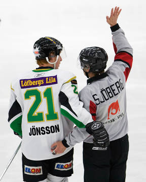 Kompisar, Jörgen Jönsson och domare håller om varandra