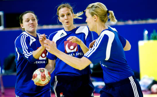Therese Islas Helgesson, Gabriella Kain, Sverige