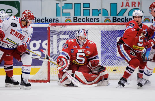 Björn Svensson, Timrå, styr pucken utanför Björn