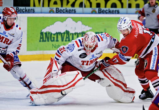Jason Morgan, Södertälje, oroar framför Johan Backlund,