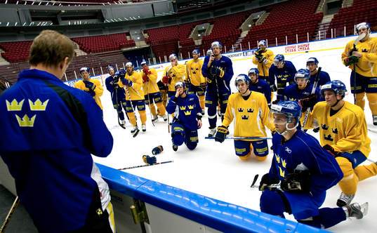Bengt-Åke Gustafsson, förbundskapten pratar med spelarna