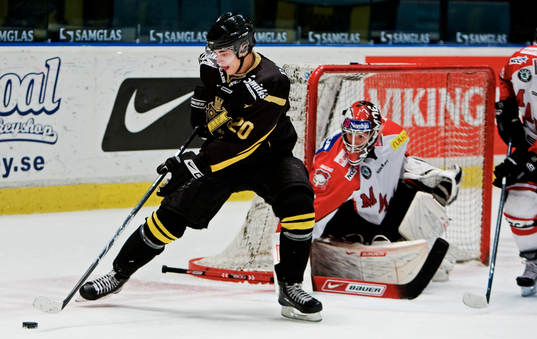 Daniel Bång, AIK, snurrar framför Henrik Karlsson,