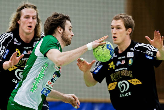 Fredrik Larsson, Hammarby, tar sig förbi Jesper Nielsen