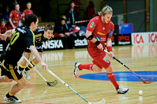 Martin Östholm, Pixbo, håller undan bollen