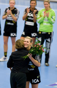 Lagkapten Johanna Ahlm emottager priset som svenska