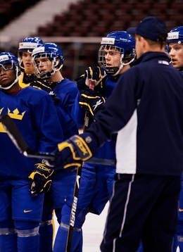 Magnus Svensson Pääjärvi lyssnar på tränarråd