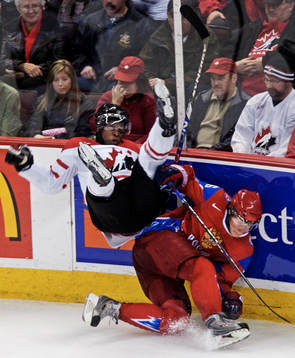 PK Subban, Kanada, bjuds på en flygtur av Mikhail Pashnin,