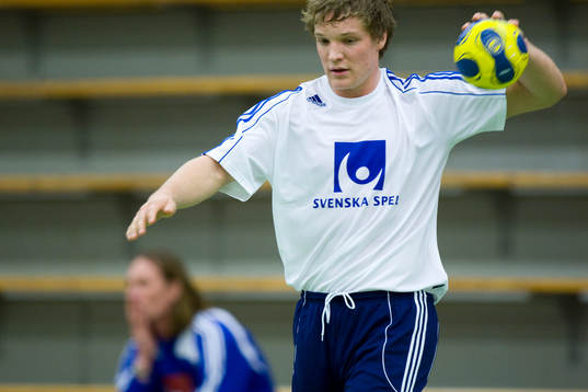 Oscar Carlén tränar med B-laget och i bakgrunden sitter