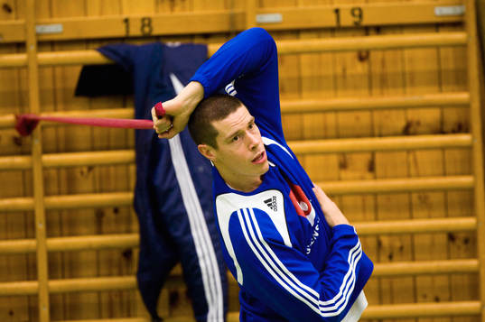 Kim Andersson. tränar sin axel