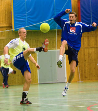 Fotboll på uppvärmningen, Lukas Karlsson och Jonas Larholm