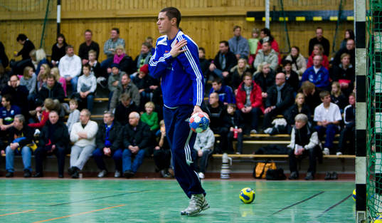Kim Andersson tar sig för axeln