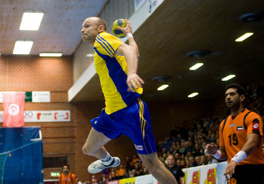 Henrik Lundström flyger in från kanten