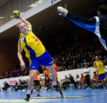 Jan Lennartsson vräker in ännu ett mål på en handskadad