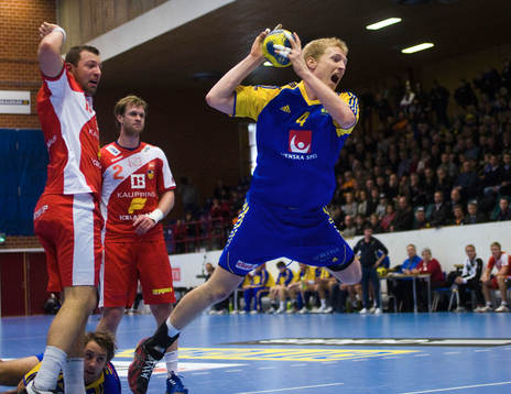 Joakim Larsson flyger in från linjen