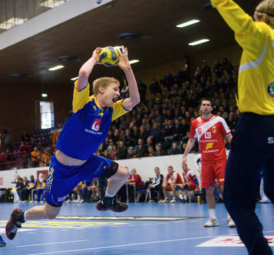 Joakim Larsson flyger in från linjen