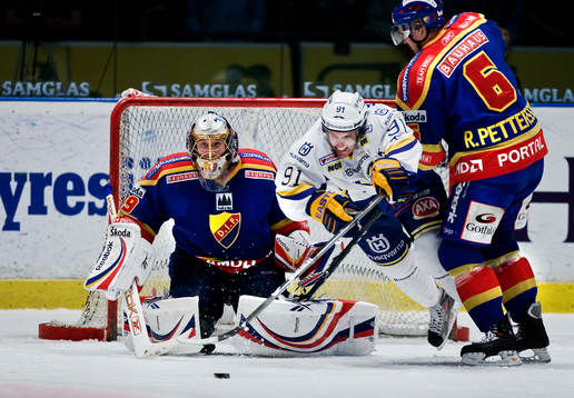 Björn Melin, HV71 trycker sig emellan Stefan Riddervall,