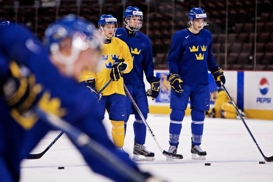 Oscar Möller, Tim Erixon och David Rundblad står och