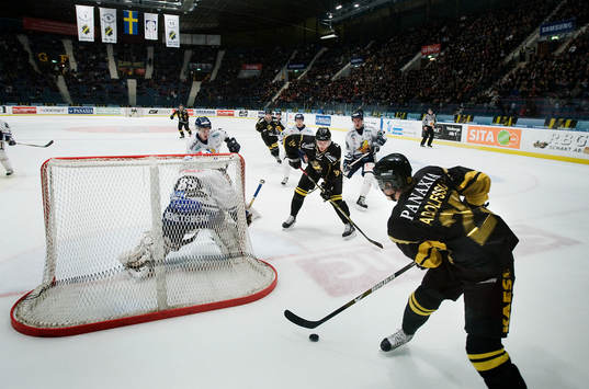 Mattias Beck passar Tobias Ericsson, AIK