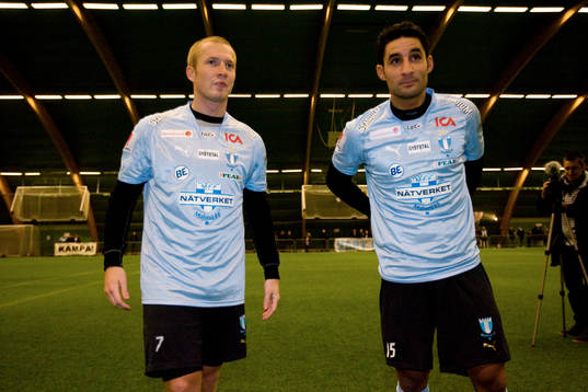Daniel Larsson och David Durmaz i sina nya tröjor