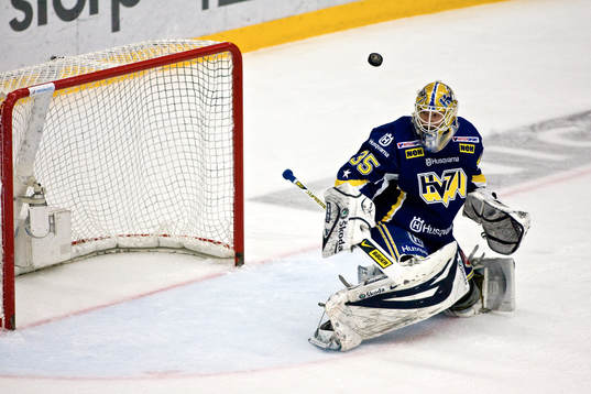 Andreas Andersson,  målvakt HV71, får inte ordning på