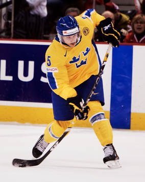 Erik Karlsson, Sverige, skjuter mot mål
