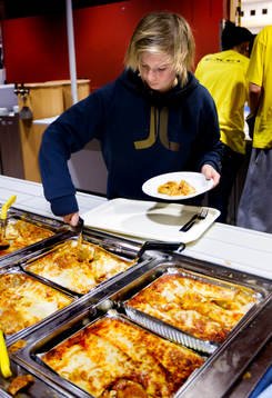 Innebandy, Gothia Cup, Lasange serveras. Mat