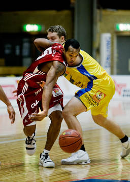 Thomas Jackson, Uppsala, tar sig förbi Peter Bogner, Solna