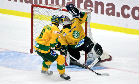 Här släpper Magnus Eriksson, målvakt, Björklöven in