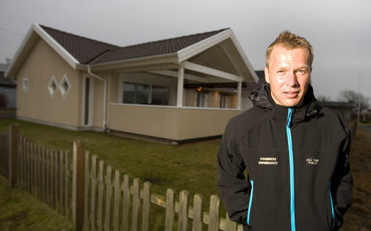 Pär Zetterberg framför sitt hus i Falkenberg