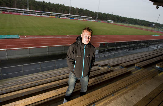 Pär Zetterberg vid fotbollsplanen i Falkenberg