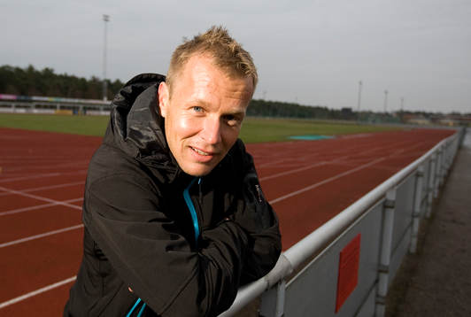 Pär Zetterberg vid fotbollsplanen i Falkenberg