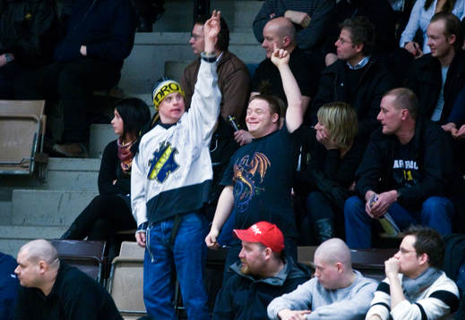 Riktiga Gnagare och AIK supporters rockar på läktaren