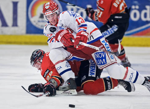 Viktor Lindgren, Luleå, försöker att ta pucken av Tom