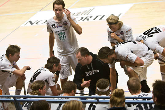 Bruno Lundberg, tränare, instruerar sina spelare