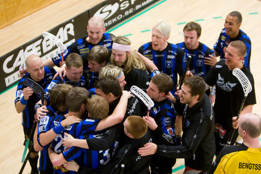 2-0 Alexander Nede, som grattas, längst till höger Henrik