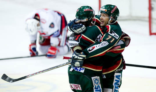 3-1 i tom bur, Tomi Kallio som grattas av Riku Hahl,