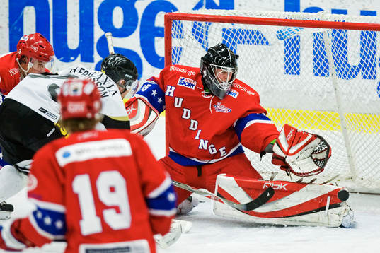 Henrik Eriksson, AIK, skjuter mot Marcus Norén, målvakt,