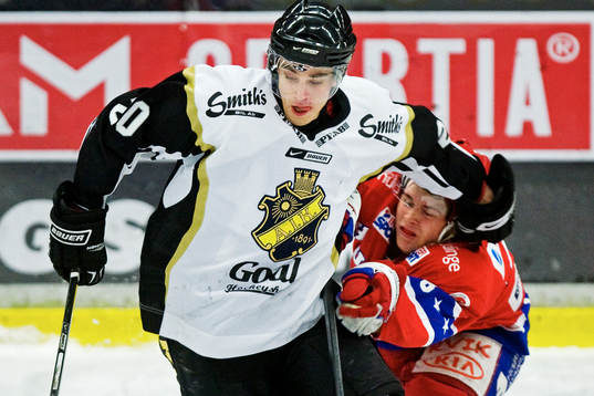 Daniel Bång, AIK, är skäret före Dave Lindarv, Huddinge