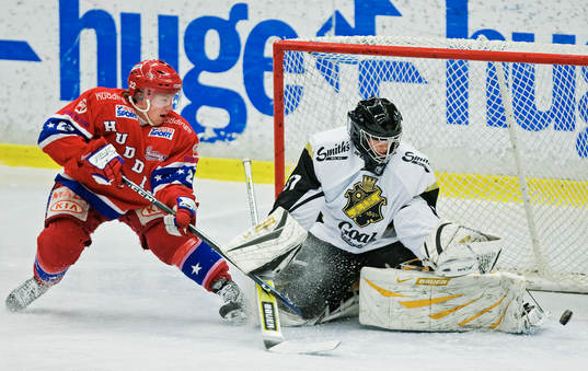 Oscar Ahlström, Huddinge, är nära att göra mål på