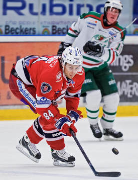 Dragan Umicevic, Södertälje, har koll på pucken