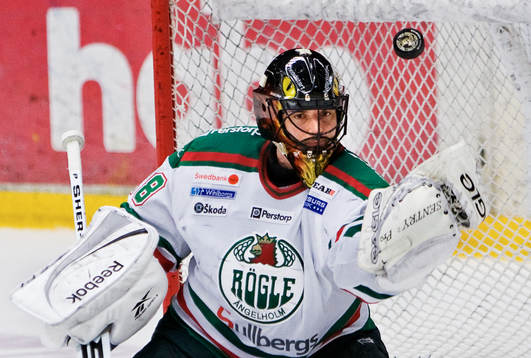 Jürgen Penker, målvakt, räddar ett skott