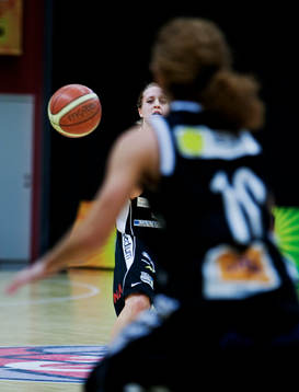 Johanna Källman, Norrköping, passar bollen