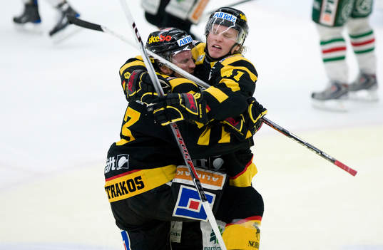 1-1 Niko Dimitrakos, som grattas av Mathias Månsson. Jubel
