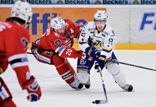 Petri Pakaslahti, Södertälje, försöker stoppa Teemu